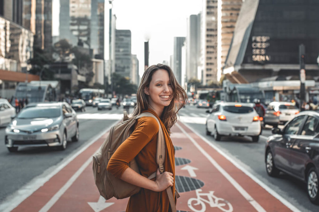 Um sorriso e um passo em ação